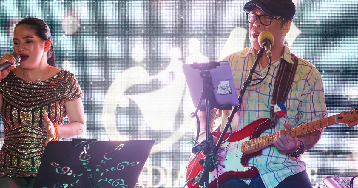 นักดนตรีร้องเพลงสุดไพเราะบนเรือดินเนอร์เมอริเดียน ครูซ 2